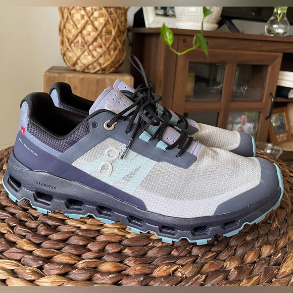 On Running Shoes - On cloud (CloudVista)